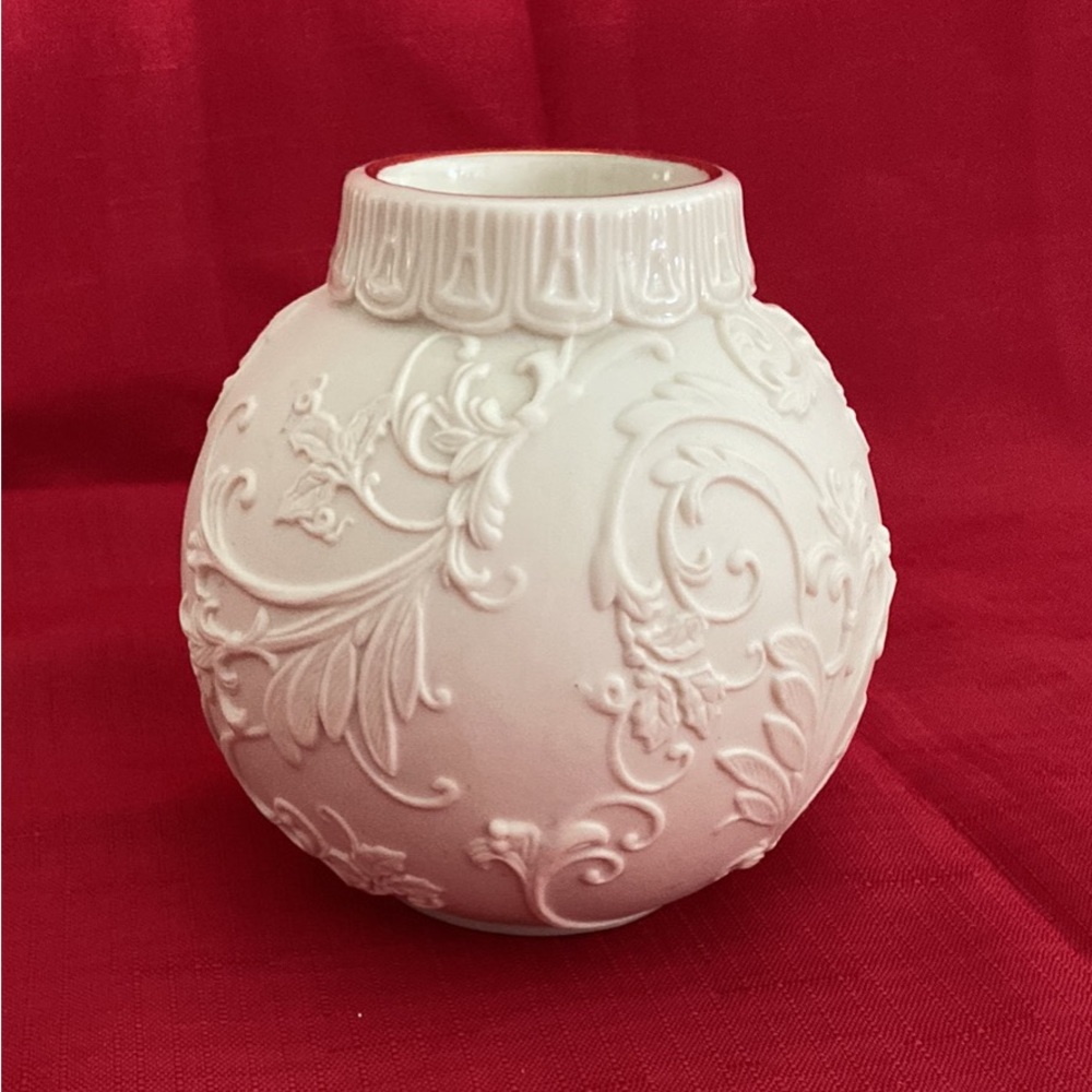 Lenox Ornamental Glow Holly Scrollwork Votive. 4”.